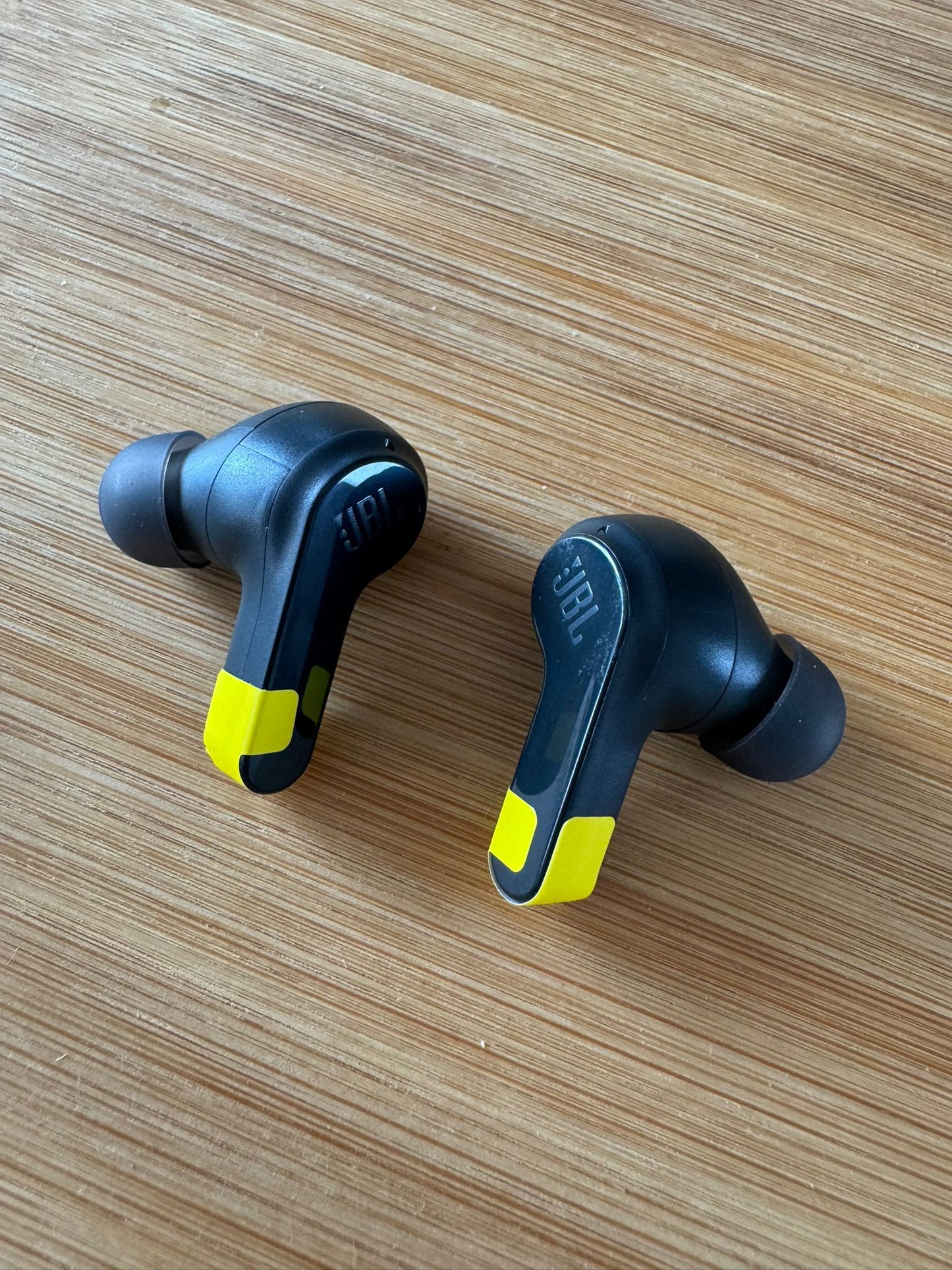 JBL WAVE BEAM - Kabellose In-Ear Ohrhörer mit IP54 und IPX2 Wasserdichtigkeit – Freisprechfunktion und 32 Stunden Akkulaufzeit – Schwarz